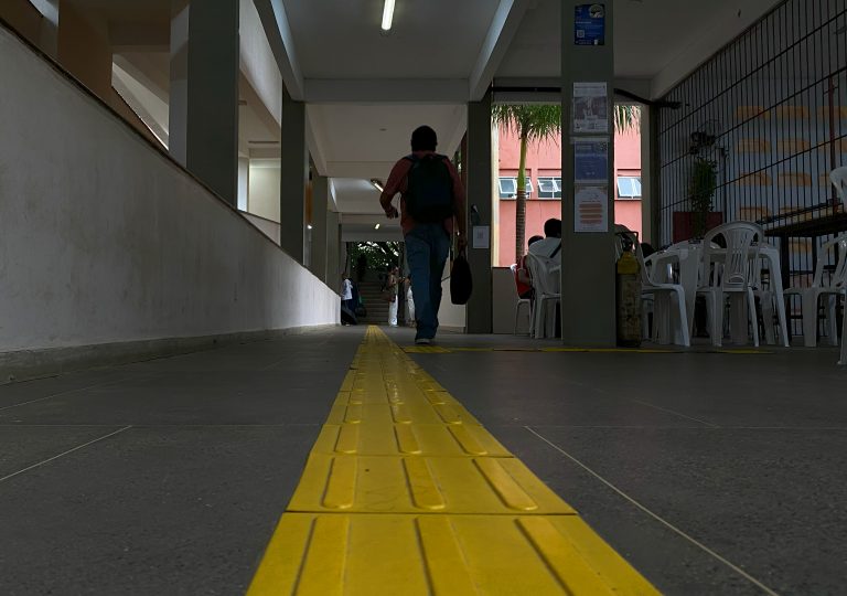 Uma linha guia sonhos e acessos. Por Ana Caroline de Alcobaça