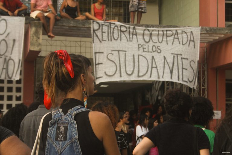 Estudantes ocupam a reitoria. Por Lucas Cunha Santos